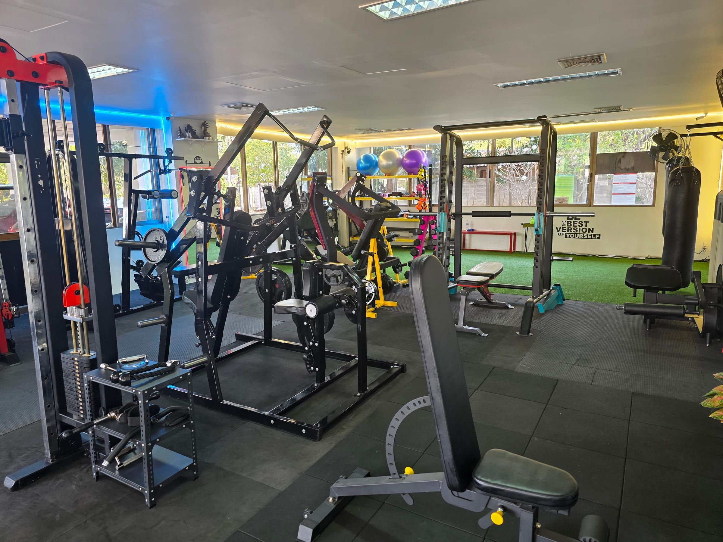 Trainingsbereich des SP Gym mit Kraftgeräten, Hantelbank und schwarzem Gummiboden