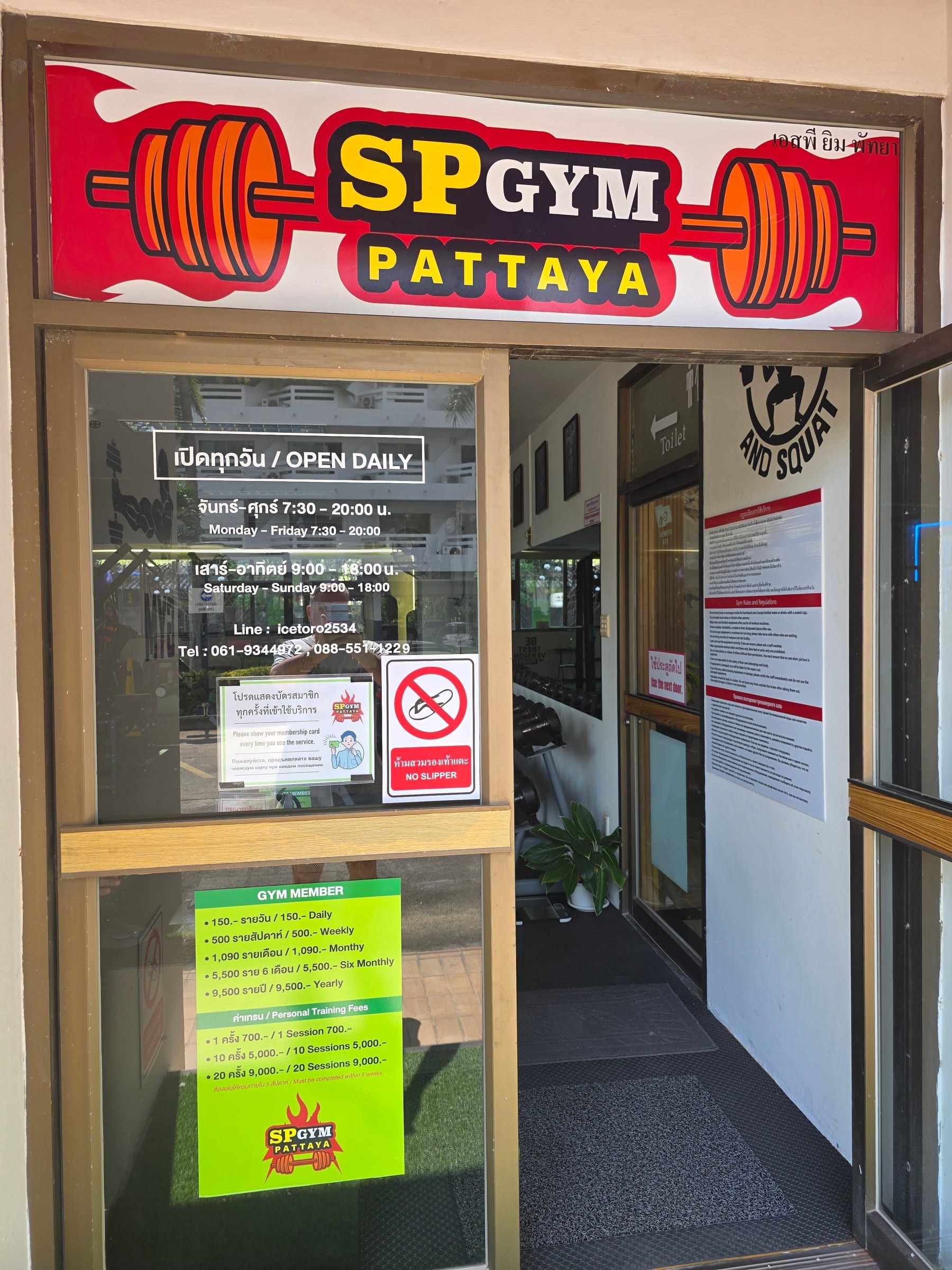 Eingang des SP Gym Pattaya mit Schild und Aushängen zu den Öffnungszeiten