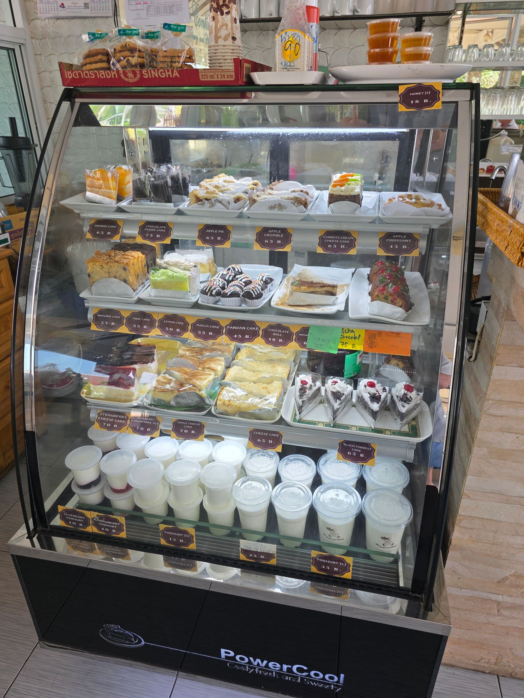 Kühlvitrine mit Kuchen, Gebäck und Desserts