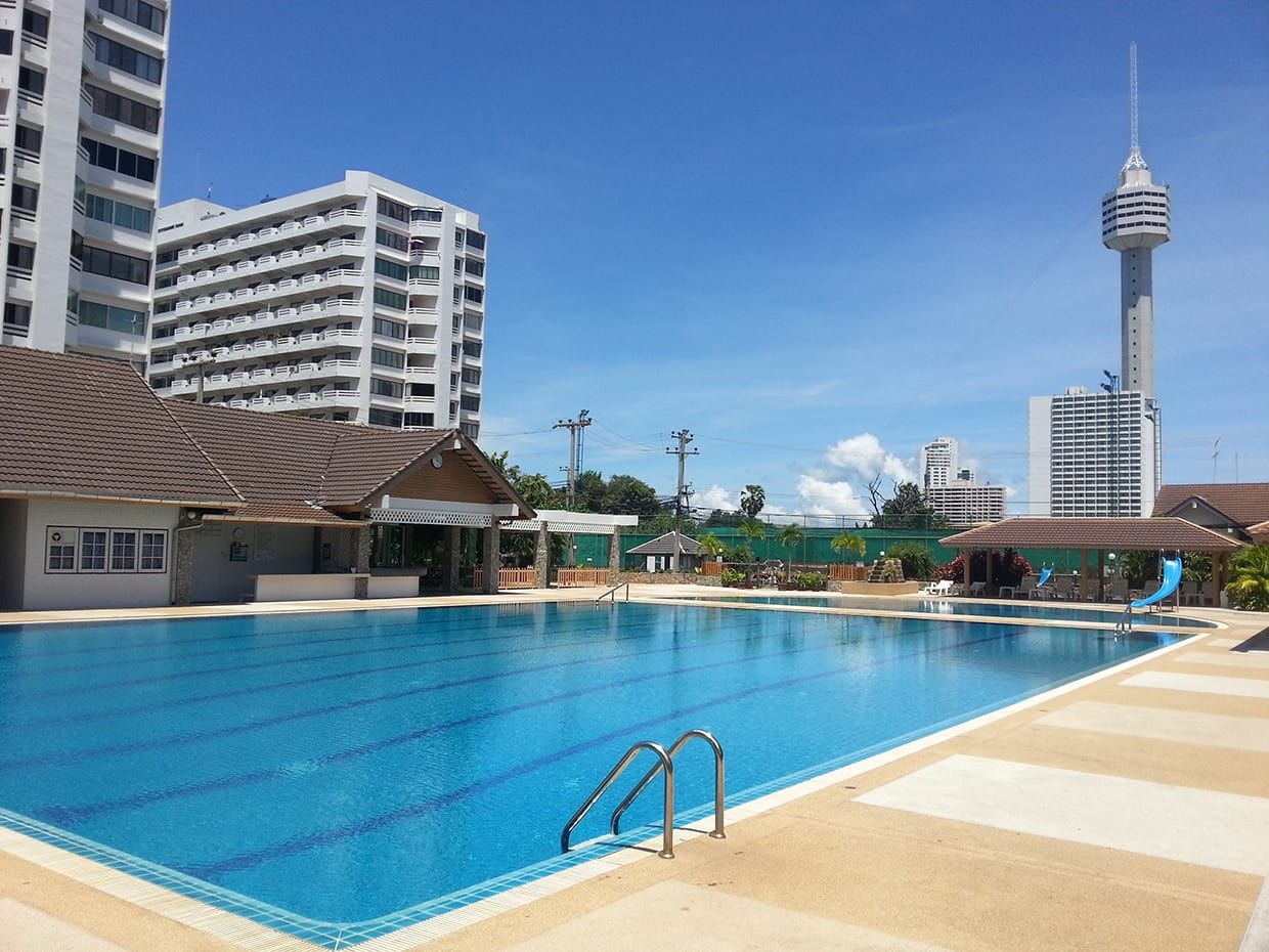 Der große Swimmingpool der Anlage, im Hintergrund die Wohntürme und der Pattaya Park Tower